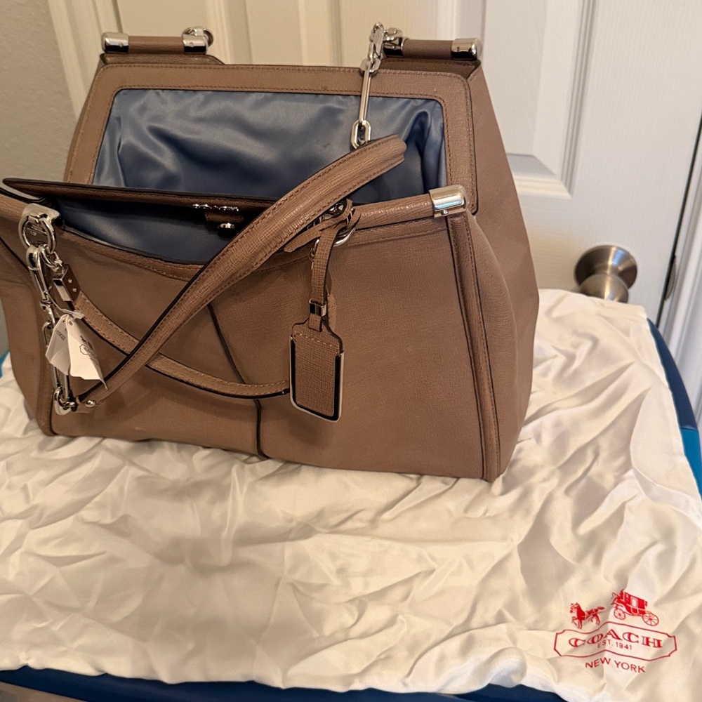 👜 Coach Leather Carryall Crossbody Bag – SV/Ash (Taupe Gray) - Picture 13 of 16